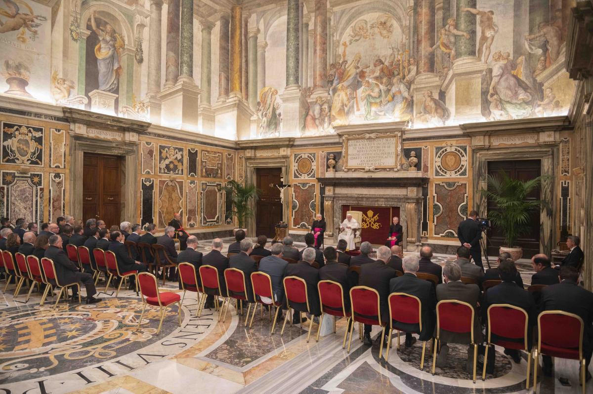 Grupo de reitoras e reitores de universidades católicas de todo o mundo, em audiência com o papa Francisco